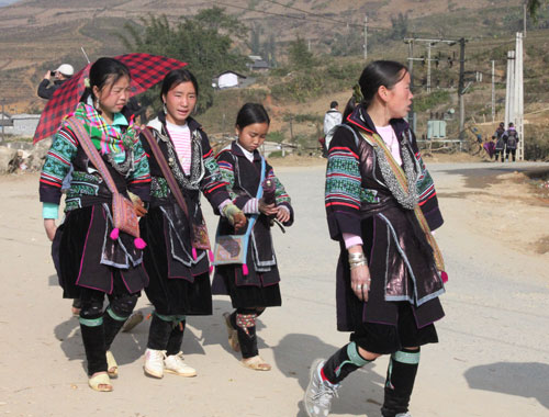 Những cô gái dân tộc Mông trong những trang phục sặc sỡ ở Sa Pa